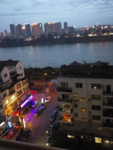 百色市右江区水岸花园,电梯房,有车位,江景 百色市右江区水岸花园,电梯房,有车位,江景