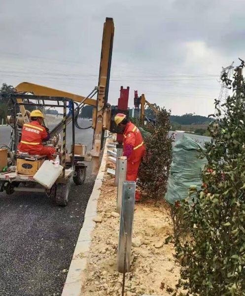 广西公路护栏钦州高速公路招聘工人10名 广西公路护栏钦州高速公路招聘工人10名