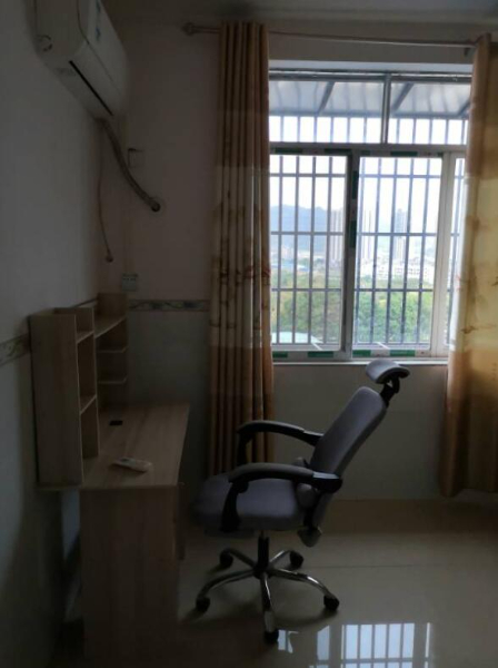 恒宁城市广场斜对面有一房一厅及单间配套出租 恒宁城市广场斜对面有一房一厅及单间配套出租