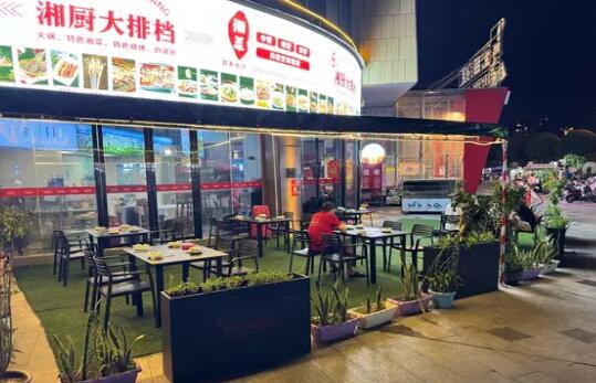 恒宁城市广场段餐馆转让,设施齐全、可外摆、房租便宜 恒宁城市广场段餐馆转让,设施齐全、可外摆、房租便宜