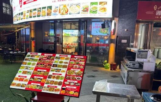 恒宁城市广场段餐馆转让,设施齐全、可外摆、房租便宜 恒宁城市广场段餐馆转让,设施齐全、可外摆、房租便宜