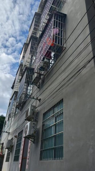 新百色高中南门斜对面大湾村上芹屯一房一厅单间配套出租 新百色高中南门斜对面大湾村上芹屯一房一厅单间配套出租